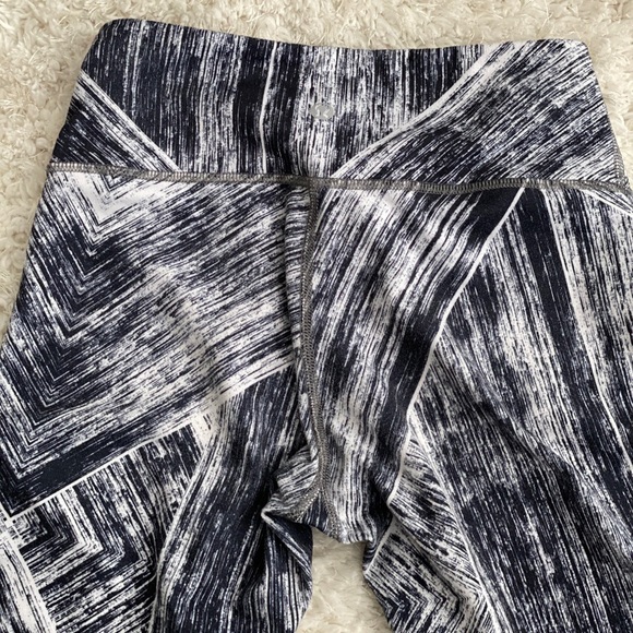 Lululemon abstract capri - Picture 3 of 4
